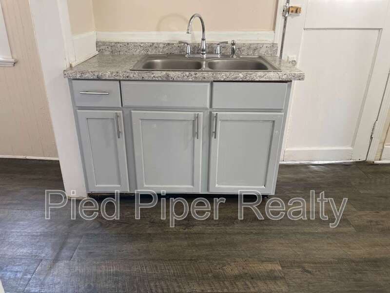 Freeport House: 320 W Clark St