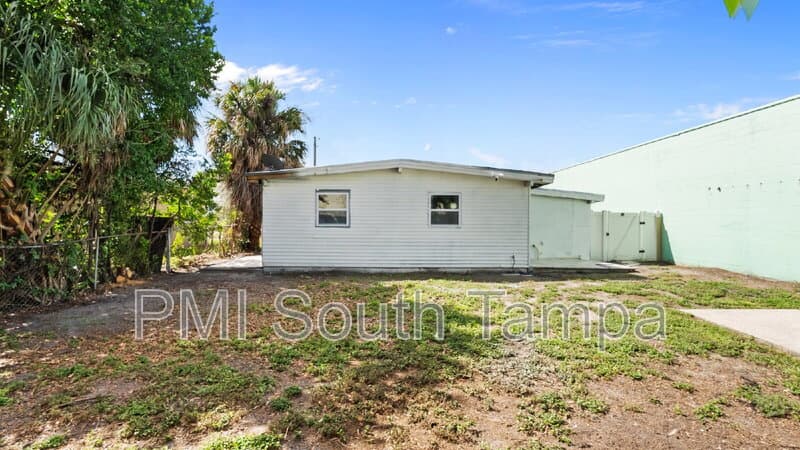 Tampa House: 1541 W La Salle St