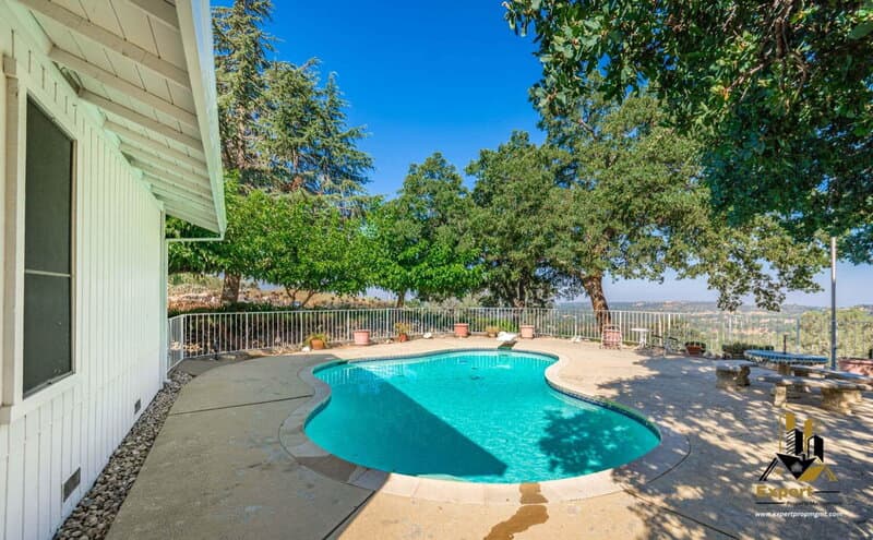 Newcastle House: 1811 Oak Terrace
