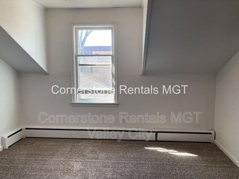 Valley City House: 529 2nd St SW #3