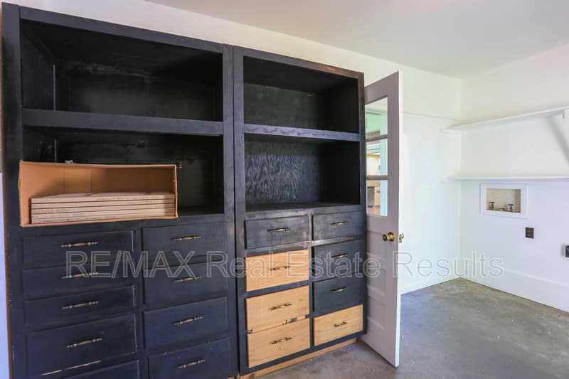 Springdale House: 1402 Lawrence Ave