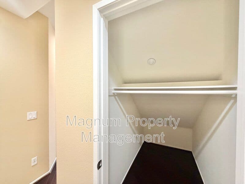 Murrieta House: 35792 Hazelhurst St