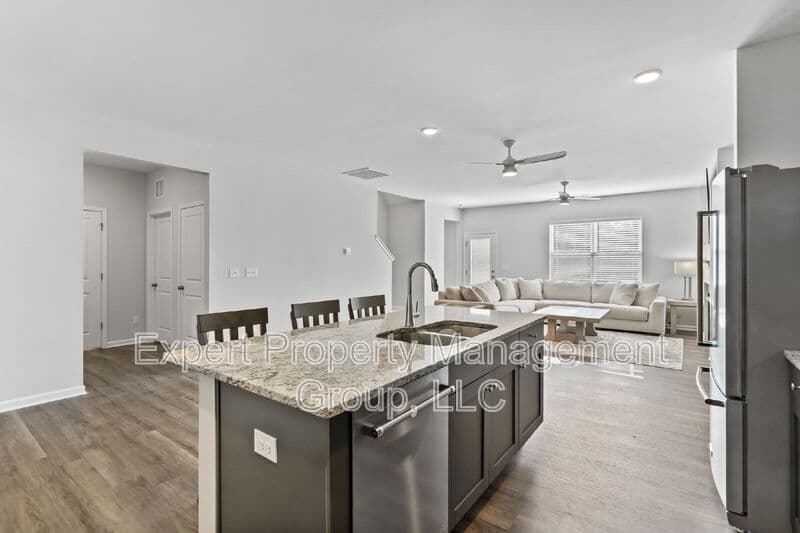 Four Oaks House: 482 Olivia Crossing Court