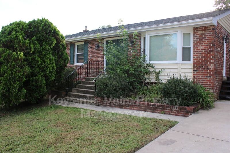 Clinton House: 5245 West Boniwood Turn
