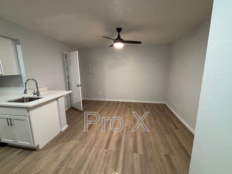 Fayetteville House: 942 W Holly St