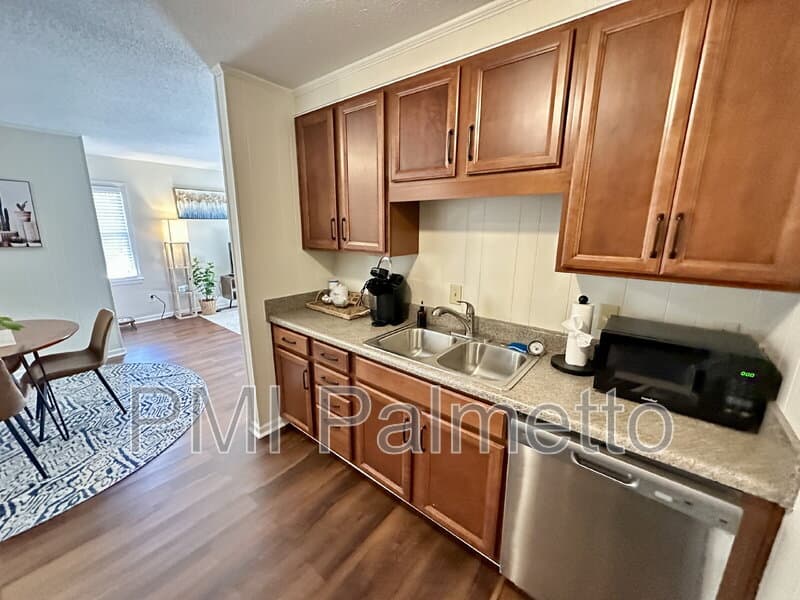Columbia Condo: 2405 Duncan Street