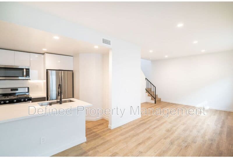 Los Angeles Condo: 6120 Eleanor Ave