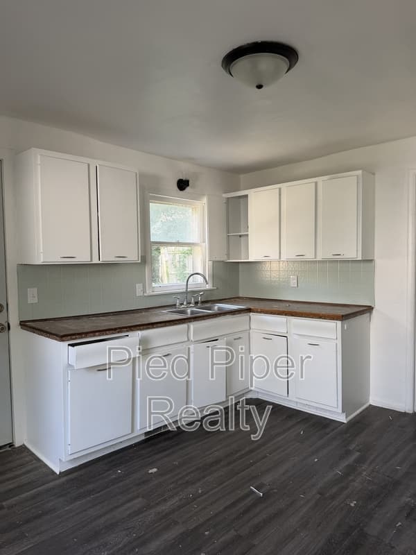 Freeport House: 315 W Clark St