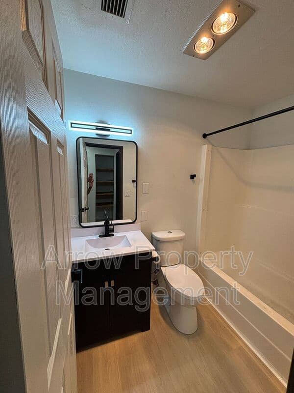 Bismarck House: 215 E Arbor-307C