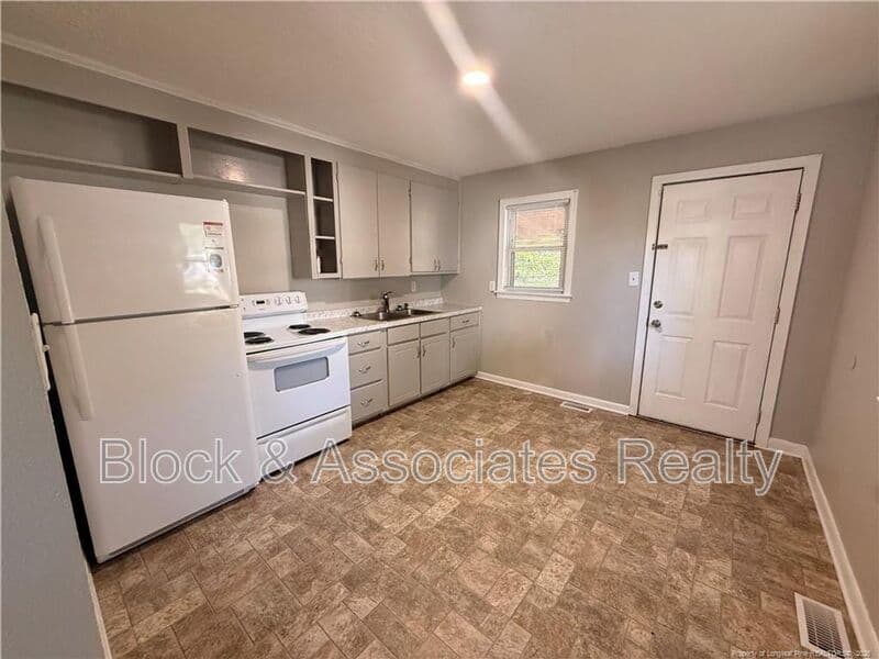 Spring Lake House: 405 Laura Ct