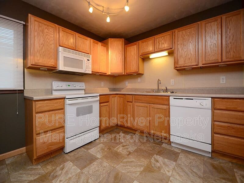 Omaha House: 8608 B St