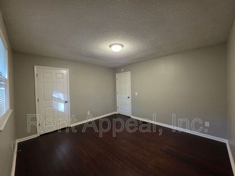 Suwanee House: 3734 Smithtown Rd