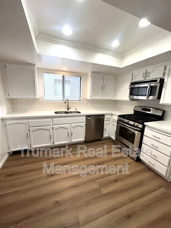 Glendale Townhome: 3831 La Crescenta Ave