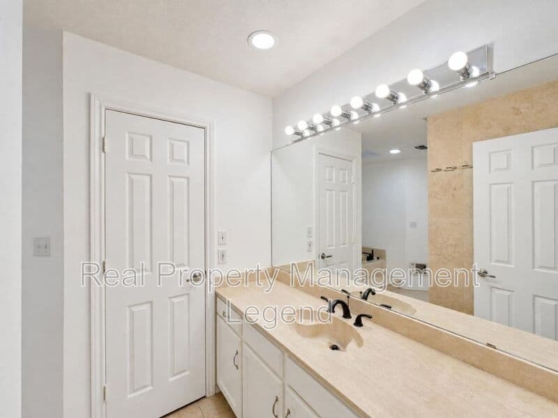Benbrook House: 70 Legend Road