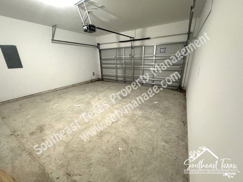 Anahuac House: 111 Lakeway Circle