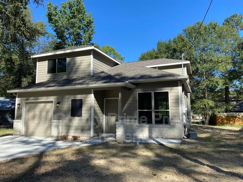 Montgomery House: 15860 Pecan Drive