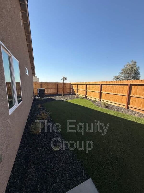 Visalia House: 30643 Marigold Road