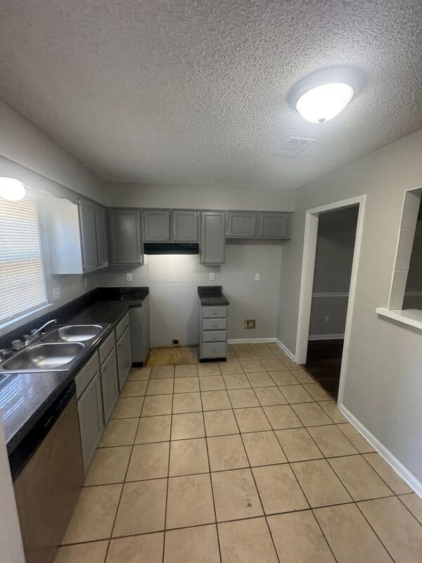 Memphis House: 6343 Kirby Downs Dr