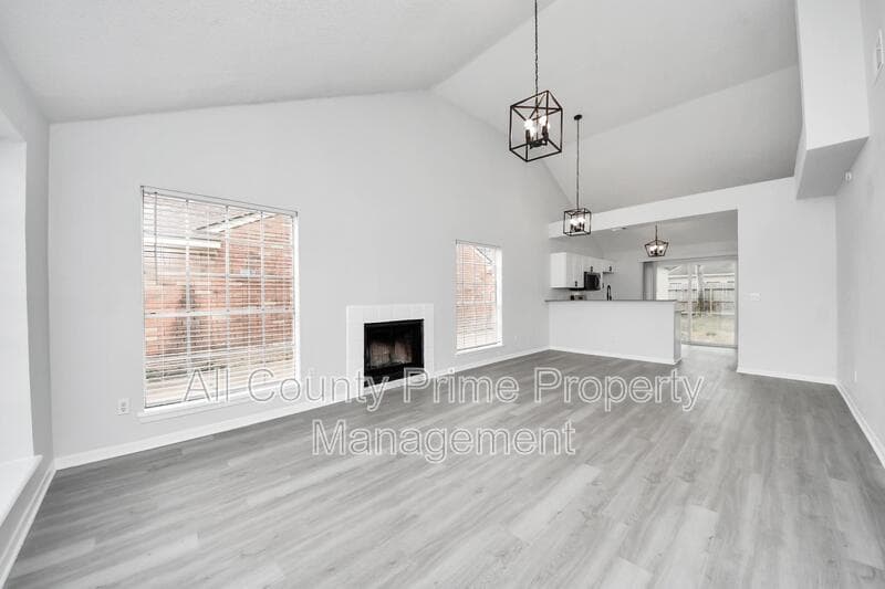 Houston House: 5546 Santrey Drive