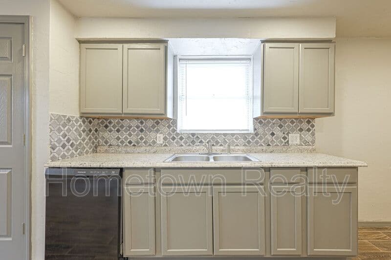 Del City House: 2124 S Sunnylane Road