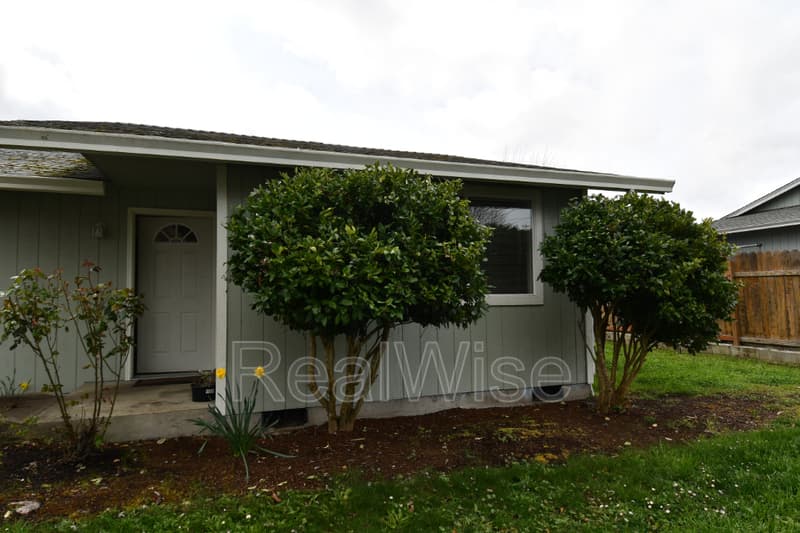 Roseburg House: 187 Georginna Dr