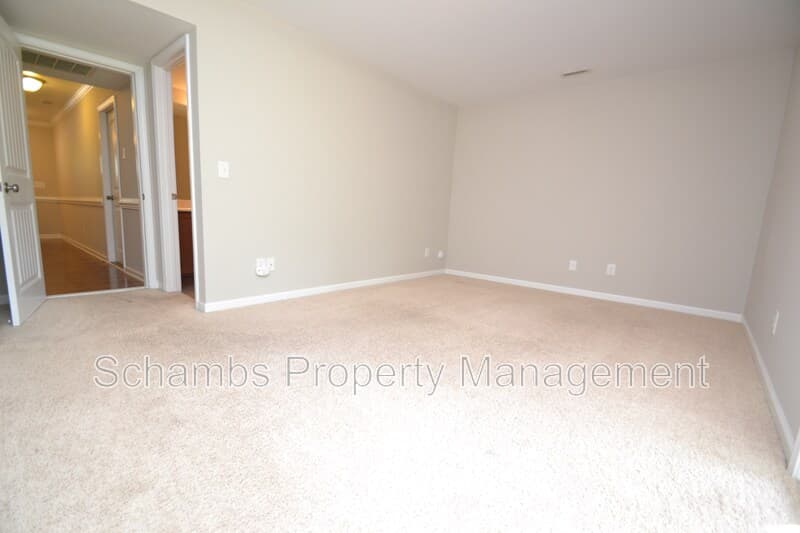 Durham House: 208 Irving Way
