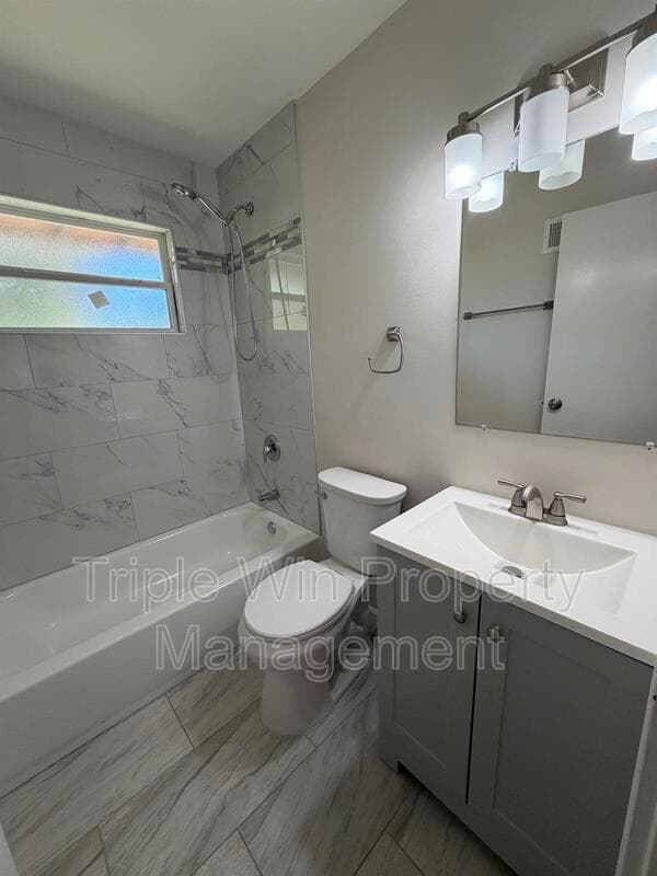 Saint Louis House: 10721 Corning Dr
