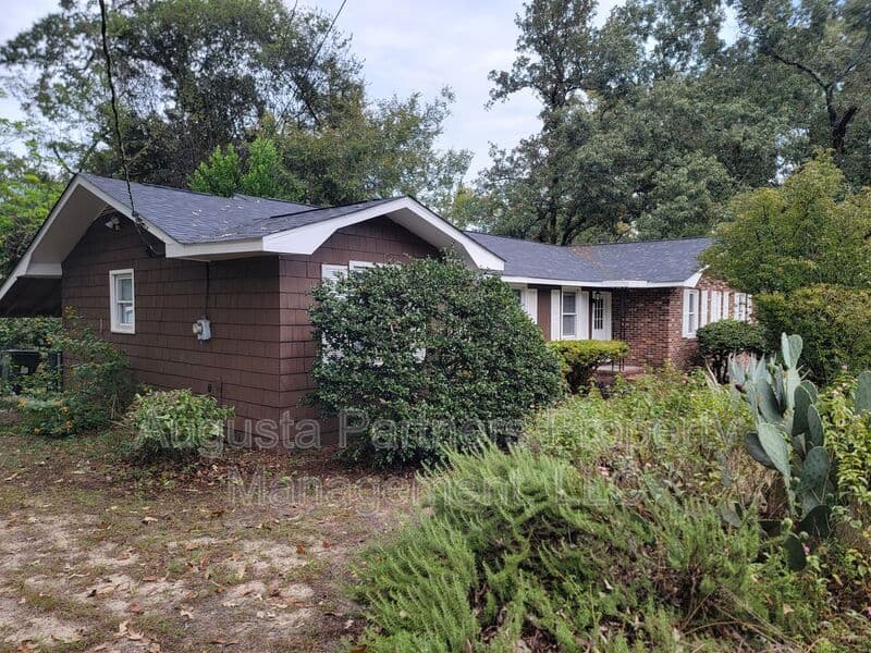 Augusta House: 323 Pineview Drive
