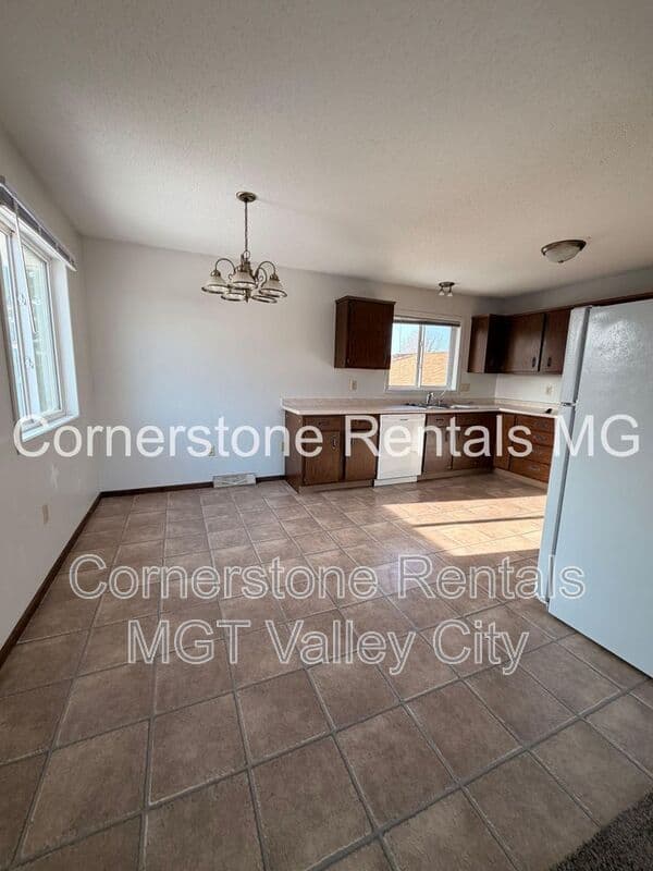 Valley City House: 1063 5th Ave NW