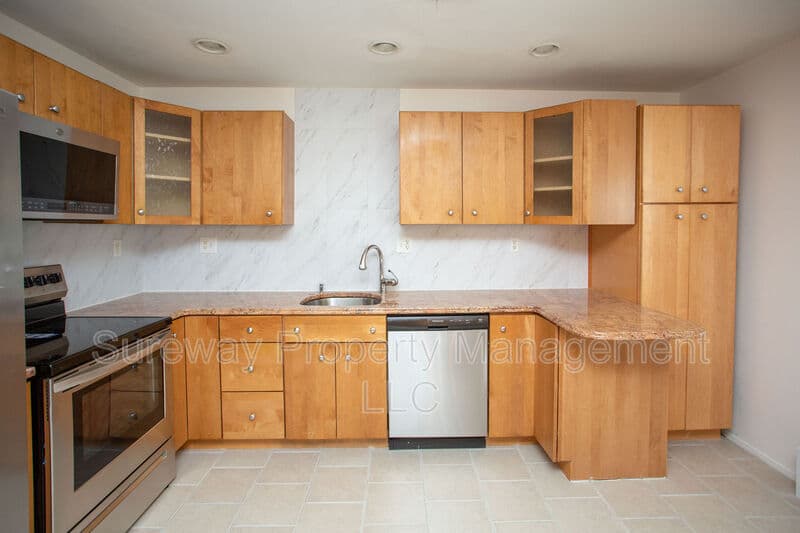 Cherry Hill House: 455 Chapel Ave E