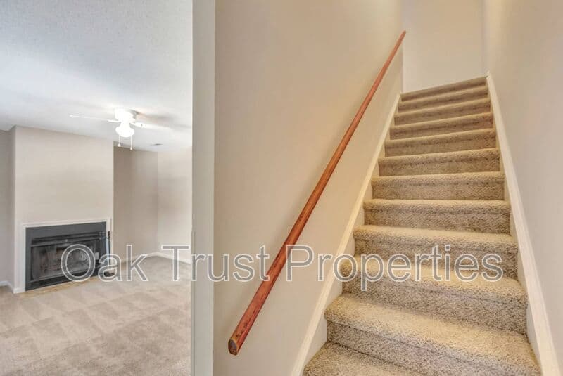 Summerville Townhome: 593 Travelers Blvd
