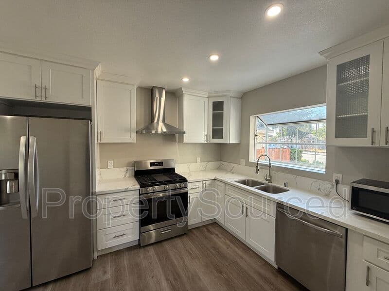 Manteca House: 807 W Yosemite