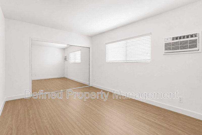 Tarzana House: 5919 Reseda Blvd 48