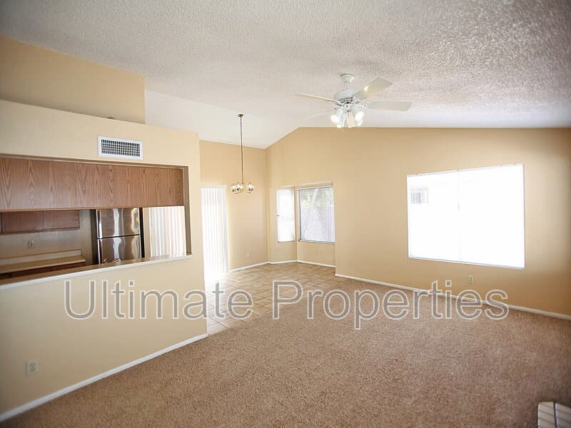 Peoria House: 8832 W Saint John Rd