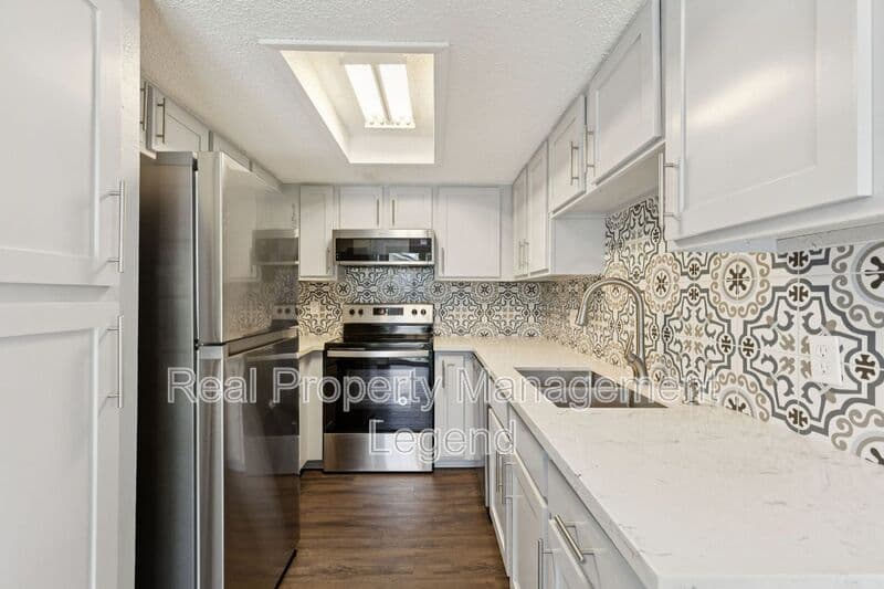 Dallas House: 6646 E Lovers Lane