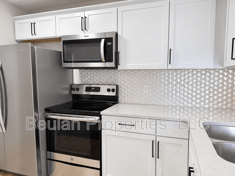 St. Louis House: 2012 S. 12th St - 1F