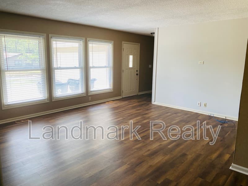 Warner Robins House: 116 Lake Front Drive