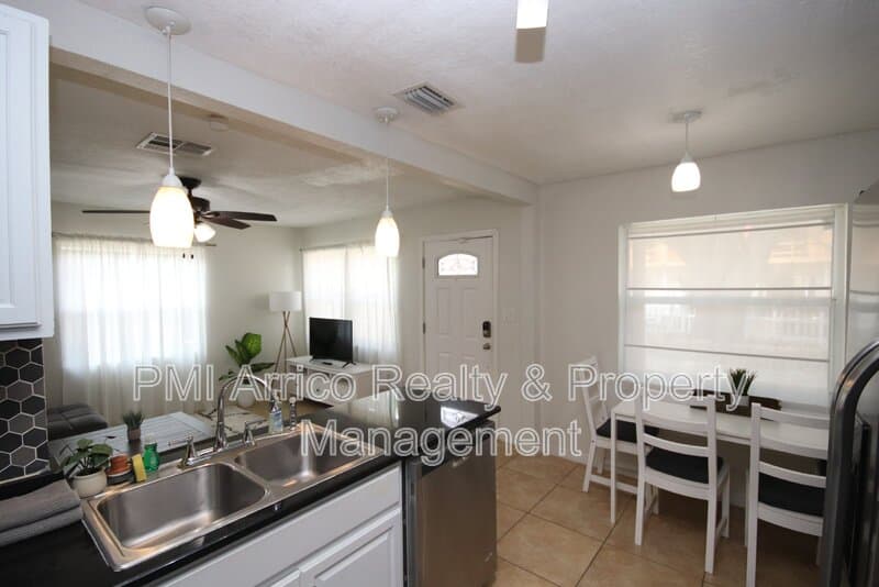 Tampa House: 1918 W Walnut St