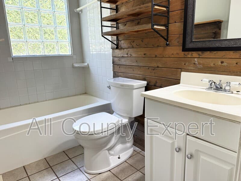 Gainesville House: 9215 Long Hollow Rd