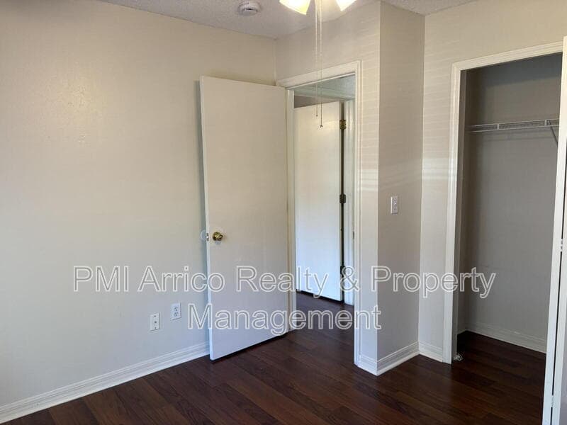 Tampa Townhome: 7430 E Bank Dr