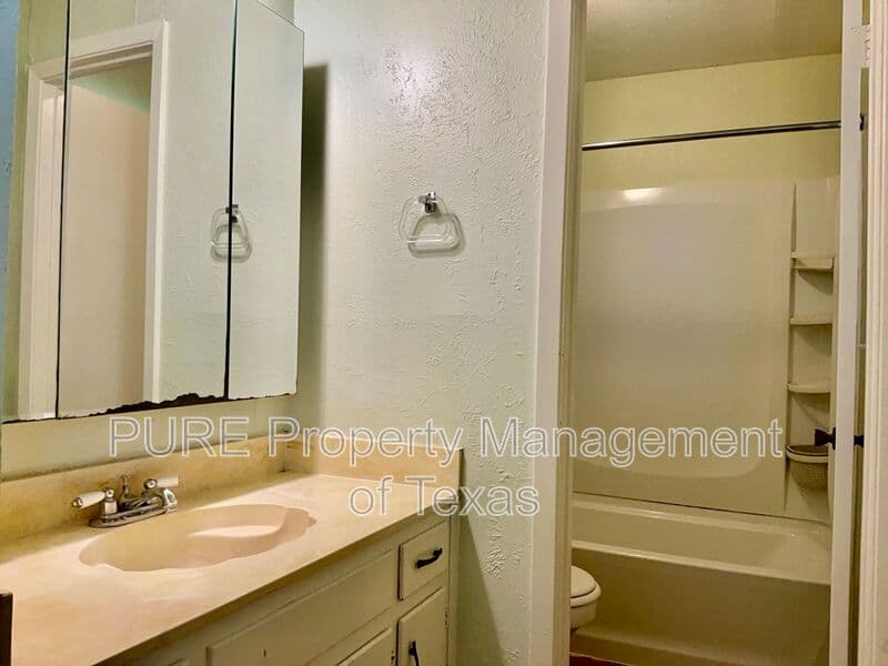 Georgetown House: 408 E Central