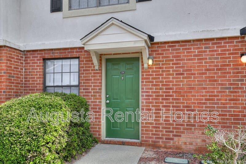 Thomson Townhome: 104 Canary Street