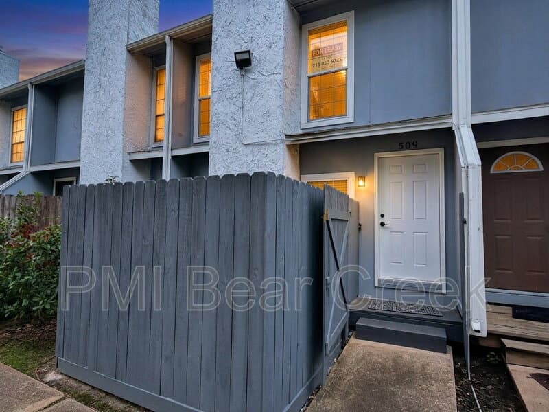 Houston Condo: 9550 Deering Drive