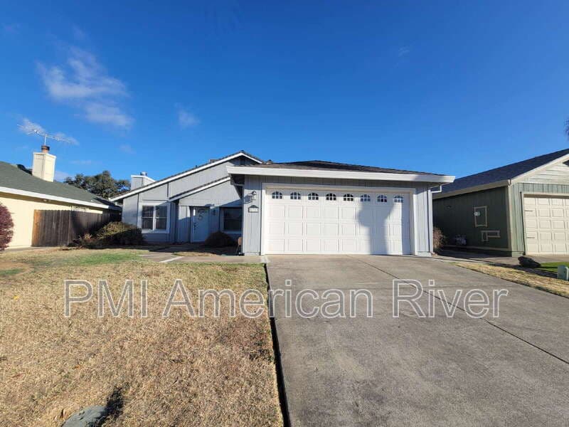 Sacramento House: 8715 Rooster Way