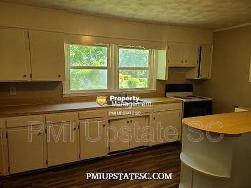 Wellford House: 143 Forrest St