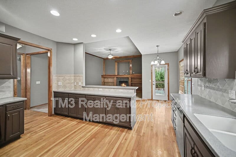 Olathe House: 21922 West 121st Terrace