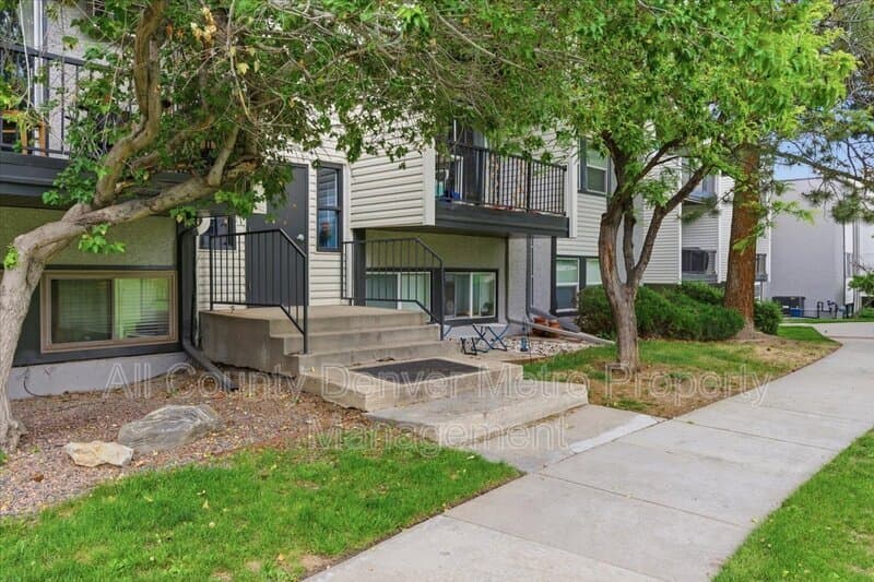 Golden Condo: 1400 Golden Circle