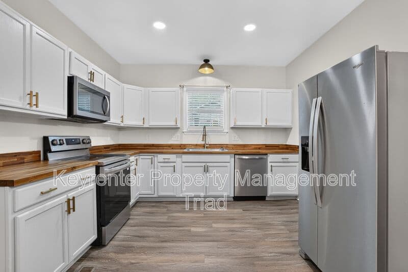 Greensboro House: 814 Douglas St