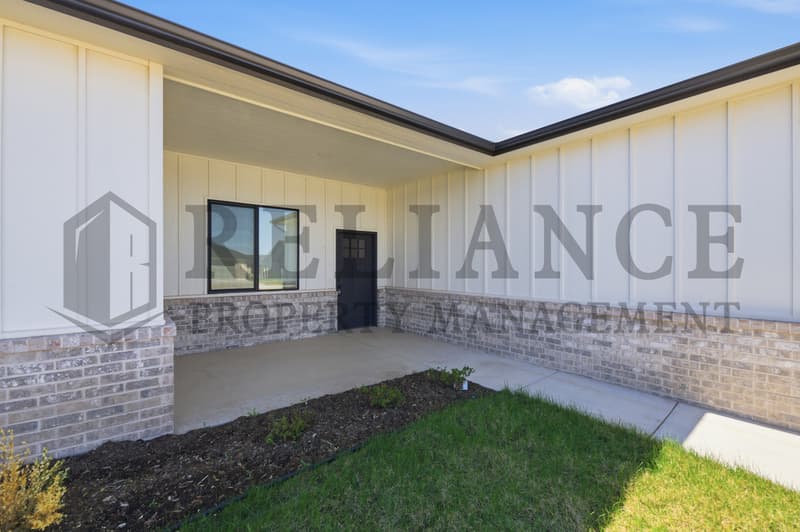 Valley Center House: 501 E Elmwood St
