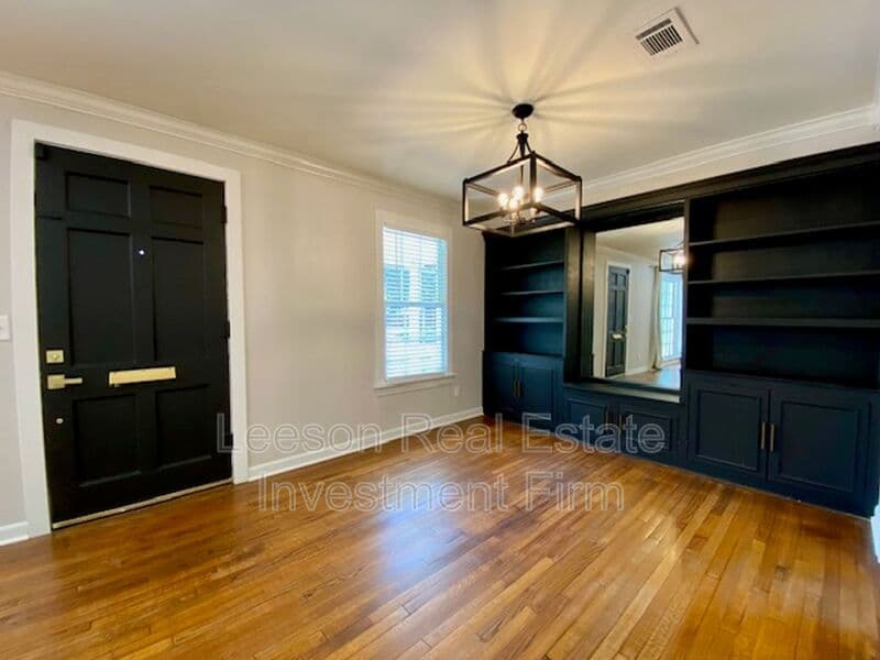 Shreveport House: 3792 Greenway Pl.